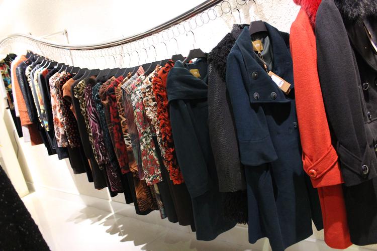 启秀服饰 品牌折扣女装批发与库存尾货走份全解析